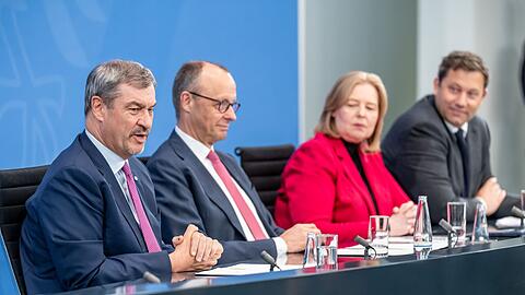 CSU-Chef Markus S&ouml;der und die anderen Koalitionsspitzen stimmen die B&uuml;rger auf weitere Schritte ein.