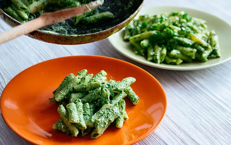Duftet nicht nur lecker, sondern schmeckt auch vorzüglich: Geben Sie erhitzten Rahmspinat zu gekochten Nudeln. Wenn Sie möchten, können Sie das Gericht mit etwas Schmand, Parmesan oder Cocktailtomaten noch verfeinern. Duftet nicht nur lecker, sondern schmeckt auch vorzüglich: Geben Sie erhitzten Rahmspinat zu gekochten Nudeln. Wenn Sie möchten, können Sie das Gericht mit etwas Schmand, Parmesan oder Cocktailtomaten noch verfeinern.