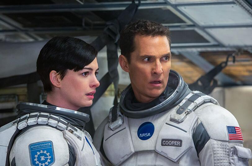 Auf den Schultern des Piloten Cooper (Matthew McConaughey) und der Wissenschaftlerin Amelia (Anne Hathaway) lastet eine große Verantwortung. Auf den Schultern des Piloten Cooper (Matthew McConaughey) und der Wissenschaftlerin Amelia (Anne Hathaway) lastet eine große Verantwortung.