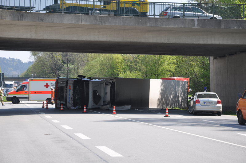 Auf der B 12 bei Simbach kippte ein Lkw um.
