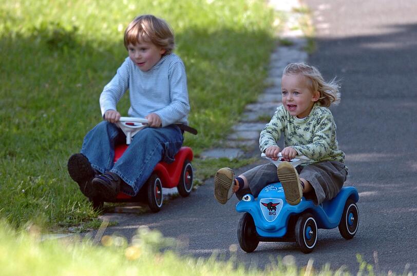 "Meine Frau bringt mit dem Auto bloß die Kinder zur Schule." - Da sind die Kinder aber doch besser beraten, das Bobbycar zu nehmen!