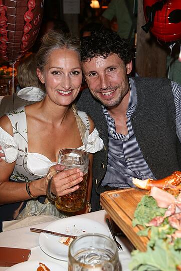 Mark van Bommel mit Ehefrau Andra van Marwijk bei Käfer
