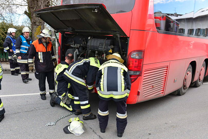 In Seebruck ist ein Linienbus in ein Haus gekracht - die Bilder vom Unfall.