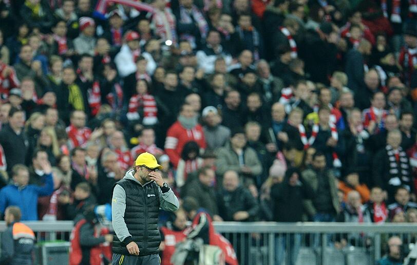 1. November 2014: FC Bayern München - Borussia Dortmund 2:1

Den vorletzten Tabellenrang findet Jürgen Klopp "beschissen". Als die Bayern-Stars ihren verdienten 2:1-Sieg feiern, müssen Klopp & Co. die branchenüblichen Schmähgesänge ertragen. "Zweite Liga, Dortmund ist dabei", schallt es schadenfroh durch die Arena.