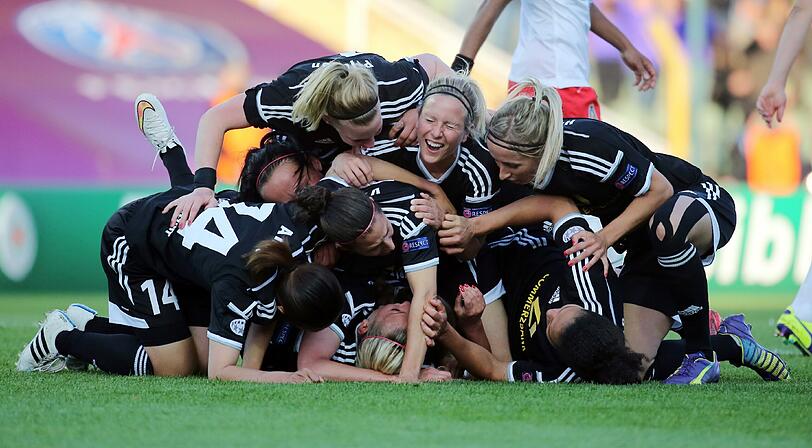 Jubeltraube: Die FFC-Frauen feiern Mandy Islackers 2:1.
