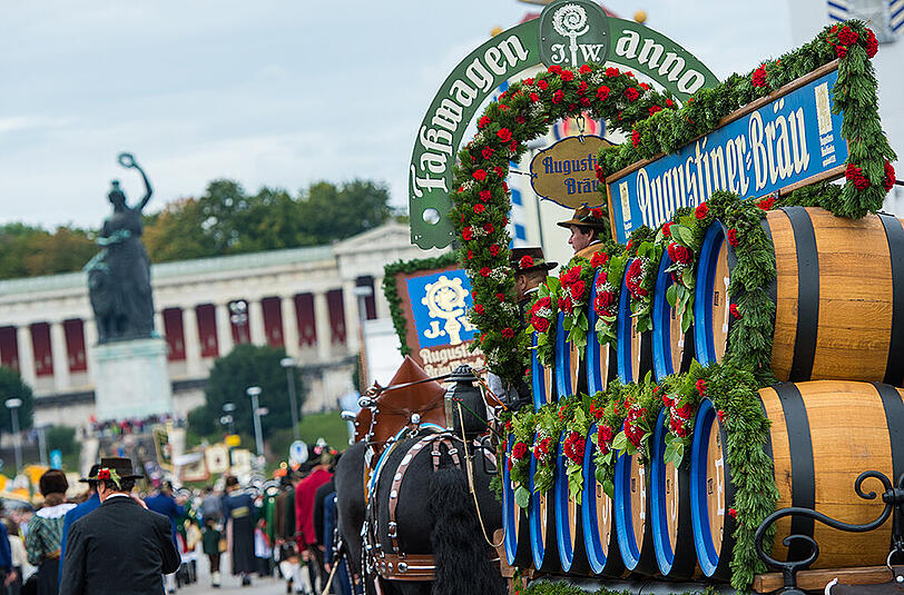 Umzug: Der Trachten- und Schützenzug am Sonntag ist mit bis zu 9000 Teilnehmern und sieben Kilometern Länge einer der größten der Welt.