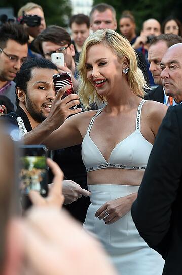 Charlize Theron trug nur einen BH