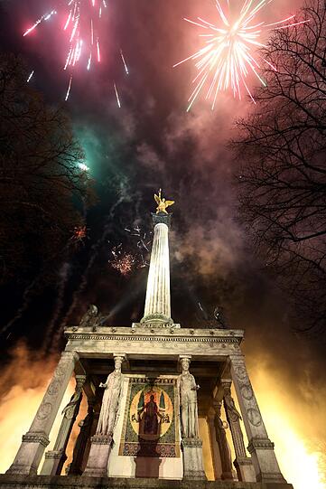 Happy New Year 2014! München feiert Silvester. Hier gibt's die Bilder vom Feuerwerk und von der Party am Friedensengel.