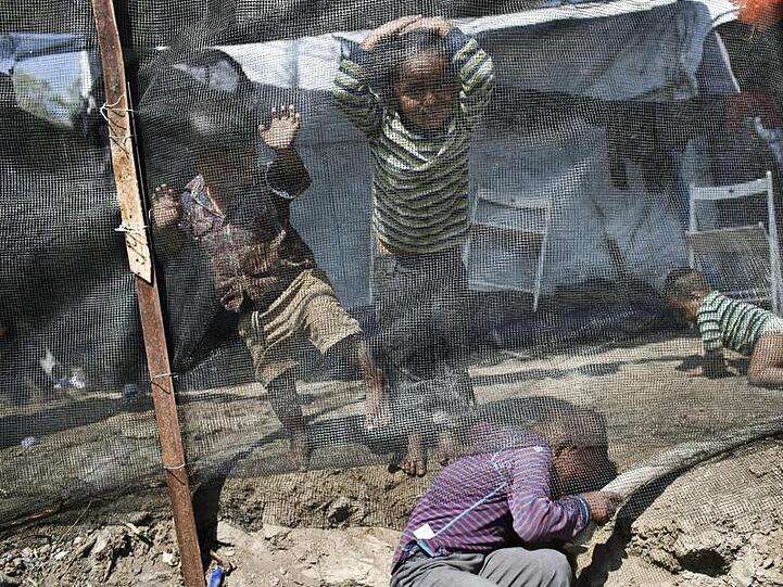 Kinder spielen im Flüchtlingslager Moria auf der Ägäisinsel Lesbos.