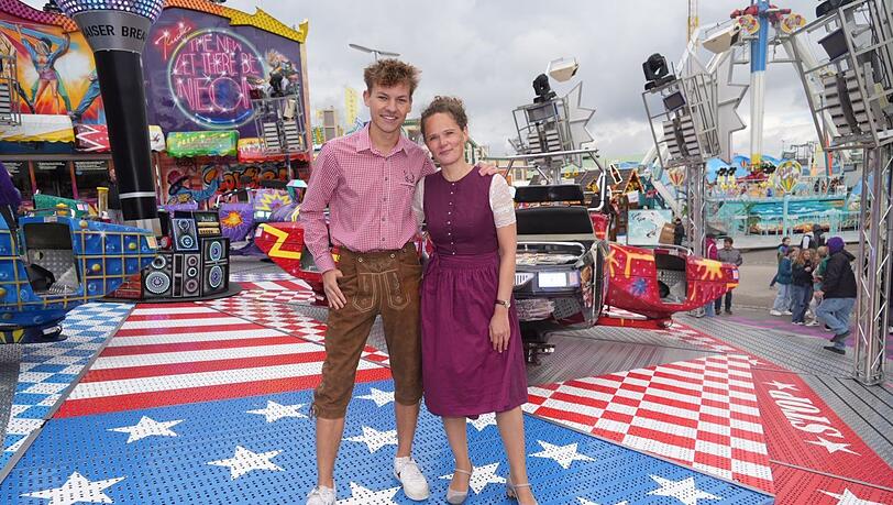 AZ-Mitarbeiter Ben Sagmeister und Wiesn-Reporterin Ruth Frömmer haben Fahrgeschäfte getestet.