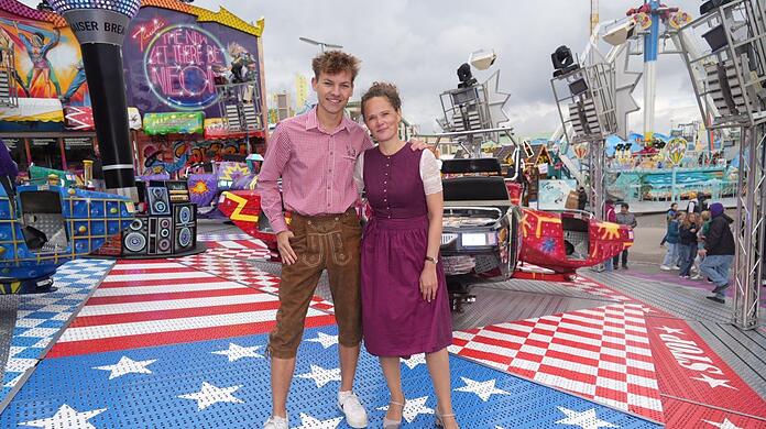 AZ-Mitarbeiter Ben Sagmeister und Wiesn-Reporterin Ruth Frömmer haben Fahrgeschäfte getestet.