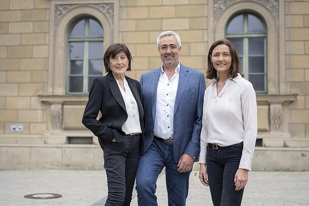 Die Holz-Leute-Familie: Christine Österle-Fackler (l.), Florian Fackler, Stephanie Strobl.