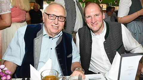 Toni Roiderer (links) übergibt die Leitung des Hacker Festzelts komplett in die Hände seines Sohnes Thomas.