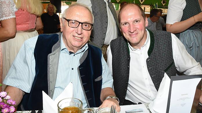 Toni Roiderer (links) übergibt die Leitung des Hacker Festzelts komplett in die Hände seines Sohnes Thomas.