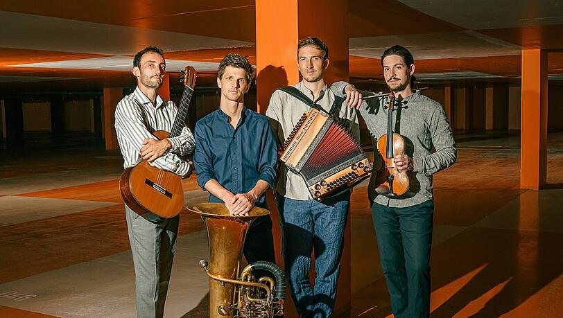 Im Interview kommen Georg Unterholzner (Gitarre)und Florian Mayrhofer (Tuba) zu Wort. Zusammen mit Nathanael Turban (Geige) und Andreas Winkler (Steirische Harmonika) bilden sie Maxjoseph.