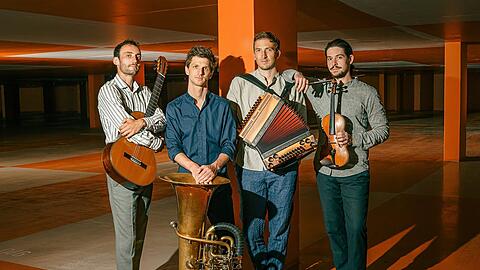 Im Interview kommen Georg Unterholzner (Gitarre)und Florian Mayrhofer (Tuba) zu Wort. Zusammen mit Nathanael Turban (Geige) und Andreas Winkler (Steirische Harmonika) bilden sie Maxjoseph.