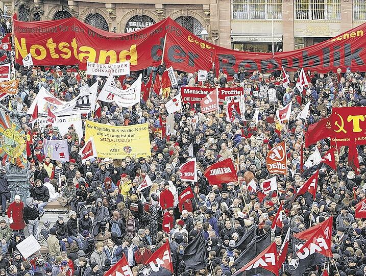 "Wir zahlen nicht für eure Krise": Unter diesem Motto gingen am Wochenende zehntausende auf die Straße.