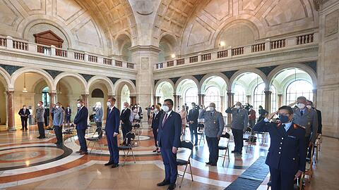Bei der Einf&uuml;hrung des Ehrenzeichens des bayerischen Ministerpr&auml;sidenten f&uuml;r Auslandseins&auml;tze 2021 herrschte wegen der Corona-Krise in Bayern noch Maskenpflicht. Nachdem sich die au&szlig;enpolitische Lage seither massiv ver&auml;ndert hat, wird auch das Ehrenzeichen nun weiterentwickelt.