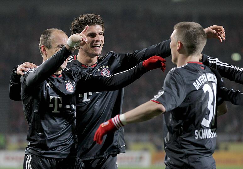 MARIO GOMEZ: Verlor viele Bälle bei Anspielen, nicht als Prellbock geeignet. Fand in Halbzeit eins nicht ins Spiel. Vergab nach der Pause drei Chancen &ndash; wenigstens hatte er mal welche. Pech beim Schuss an den Innenpfosten (60.). Machte dann doch noch sein Tor (77.).