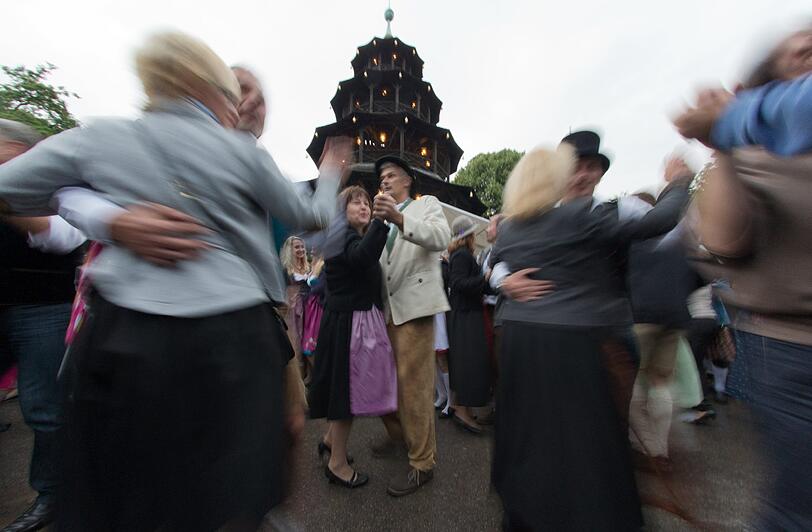 Beim alljährlichen Kocherlball in München haben sich nach Veranstalterangaben bis zu 9000 Menschen am frühen Sonntagmorgen versammelt.