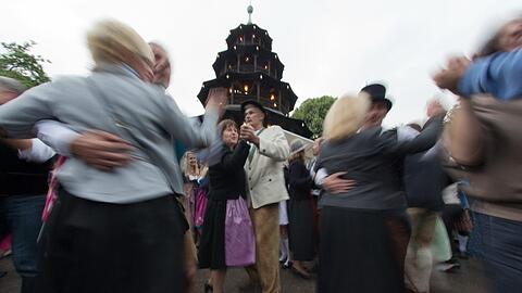Beim alljährlichen Kocherlball in München haben sich nach Veranstalterangaben bis zu 9000 Menschen am frühen Sonntagmorgen versammelt.