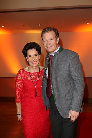 Paulaner-Chef Andreas Steinfatt begrüßt Gerda Steiner zur Jubiläumstournee "30 Jahre Steiners Theaterstadl", die mit dem Stück "Dumm Gelaufen" am Dienstag im Paulaner am Nockherberg gefeiert wurde.