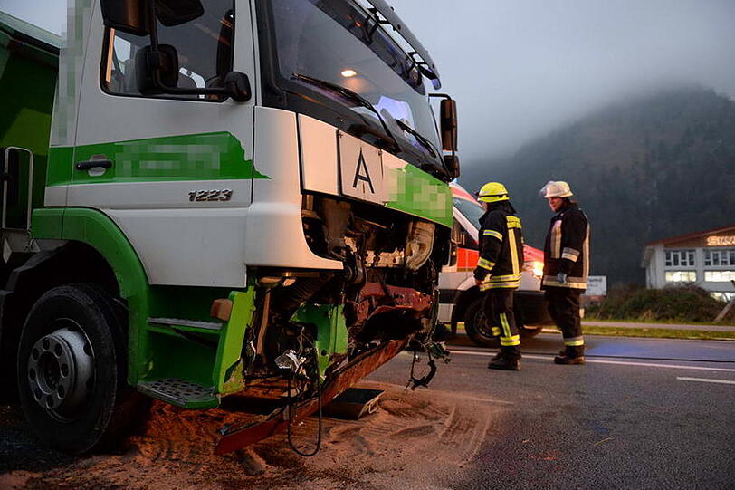 Ein Audi-Fahrer geriet auf der Bundesstraße bei Marquartstein auf die Gegenfahrbahn. Es kam zum Frontalzusammenstoß.