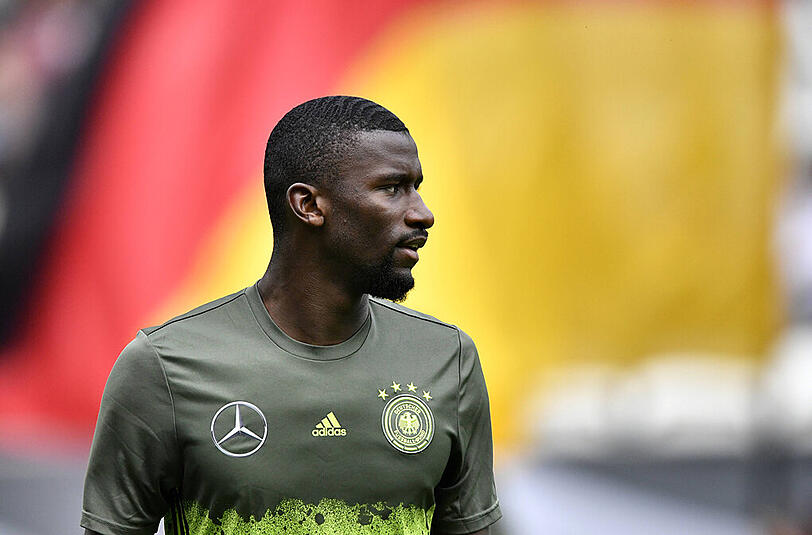 Antonio Rüdiger: Note 4. Beim AS Rom setzte sich der ehemalige Stuttgarter durch. Am Sonntag oft  
fehlerhaft, manchmal hektisch und umständlich. Da Mats Hummels wohl  
für das EM-Auftaktspiel gegen die Ukraine ausfällt, kämpfen Rüdiger  
und Mustafi um einen Startplatz.