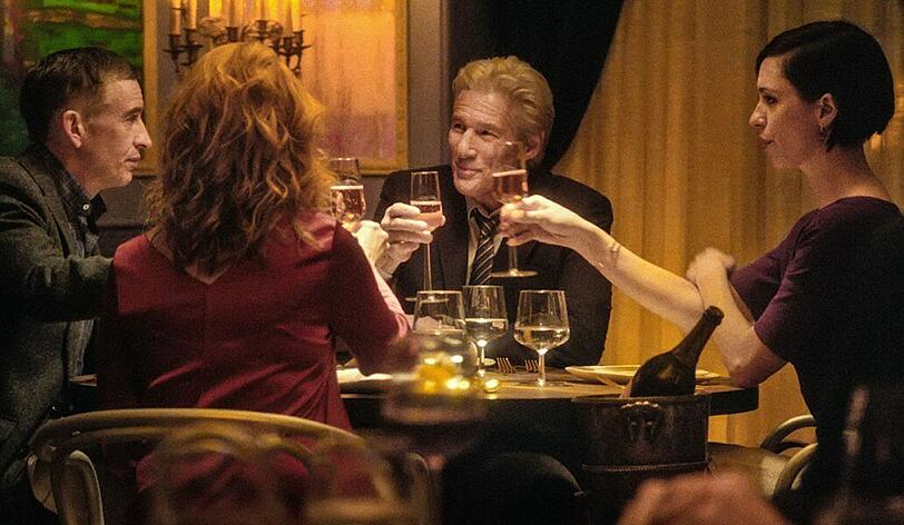 Zu Beginn des Dinners von Paul (Steve Coogan, links), Claire (Laura Linney), Stan (Richard Gere) und Katelyn (Rebecca Hall, rechts) ist die Welt scheinbar noch halbwegs in Ordnung.