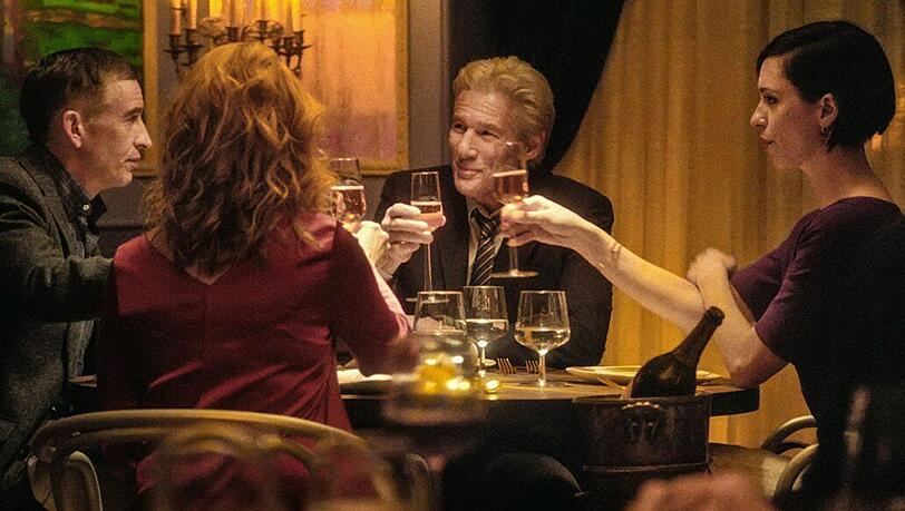 Zu Beginn des Dinners von Paul (Steve Coogan, links), Claire (Laura Linney), Stan (Richard Gere) und Katelyn (Rebecca Hall, rechts) ist die Welt scheinbar noch halbwegs in Ordnung.
