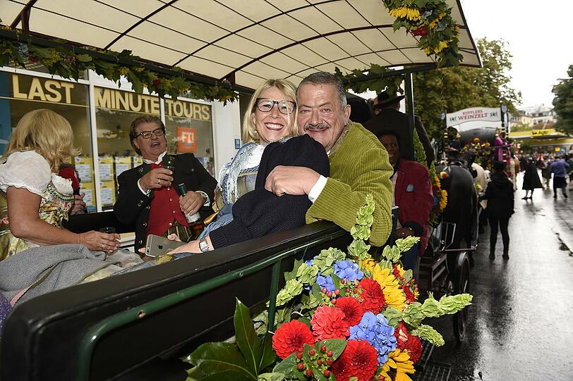 Joseph Hannesschläger und Freundin Bettina Geyer beim Einzug der Wiesnwirte