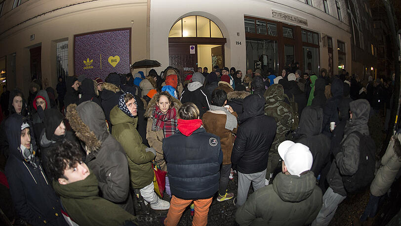 Warten auf den Wunderschuh: Trotz eisiger Temperaturen harrten zahlreiche Berliner die ganze Nacht durch aus, um einen der begehrten BVG-Sneaker zu ergattern.