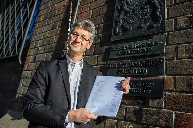 Michael Piazolo hält Unterlagen der Klage in den Händen.