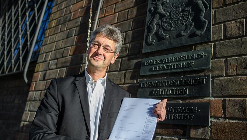 Michael Piazolo hält Unterlagen der Klage in den Händen. Michael Piazolo hält Unterlagen der Klage in den Händen.
