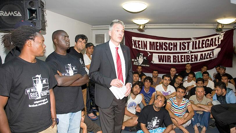 m Partykeller des DGB-Hauses verhandelt DGB-Boss Matthias Jena mit den Flüchtlingen. Vier Dolmetscher übersetzen (Englisch, Französisch, Urdu, Farsi). m Partykeller des DGB-Hauses verhandelt DGB-Boss Matthias Jena mit den Flüchtlingen. Vier Dolmetscher übersetzen (Englisch, Französisch, Urdu, Farsi).