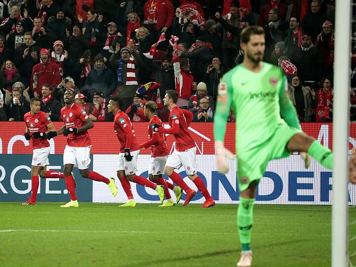 Frankfurts Torwart Kevin Trapp ärgert sich über die 1:0-Führung der im Hintergrund jublenden Mainzer.