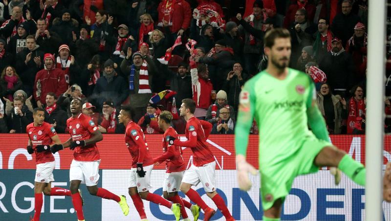 Frankfurts Torwart Kevin Trapp ärgert sich über die 1:0-Führung der im Hintergrund jublenden Mainzer. Frankfurts Torwart Kevin Trapp ärgert sich über die 1:0-Führung der im Hintergrund jublenden Mainzer.