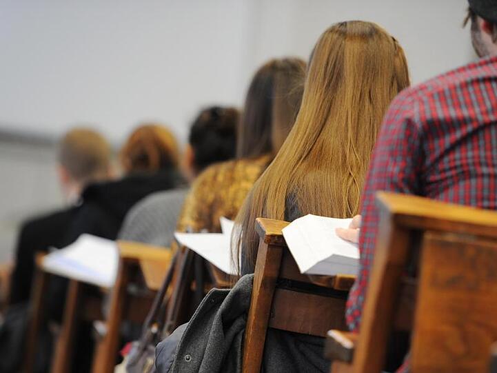 Studenten sitzen in einer Vorlesung. Foto: Jens Kalaene/zb/dpa/Archivbild