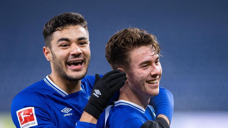 Schalkes Torschütze Matthew Hoppe (l) bejubelt sein Tor zum 3:0 mit Ozan Kabak.