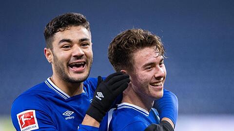 Schalkes Torschütze Matthew Hoppe (l) bejubelt sein Tor zum 3:0 mit Ozan Kabak.