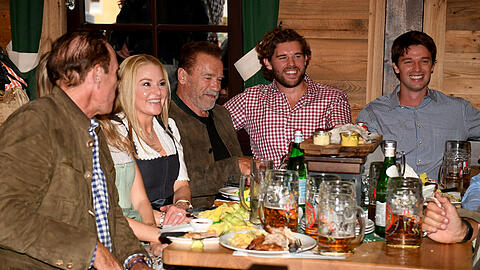 Schauspieler Arnold Schwarzenegger feiert im Marstall mit Freundin Heather Milligan (2.v.l.), Daniel Marshall (l.) und seinen Söhnen Christopher (2.v.r.) und Patrick (r.).