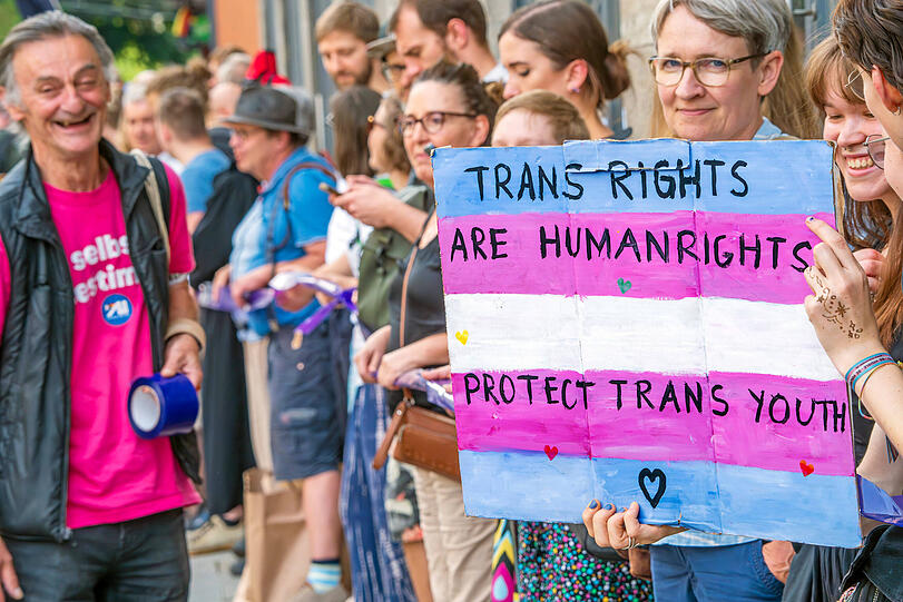 Queere Demo mit Menschenkette: Schild Trans Rights are Human Rights