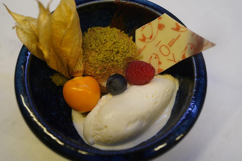 F&uuml;nfter Gang: Miso-Schokoladen- Caramel-Creme, Matcha-Crumble.