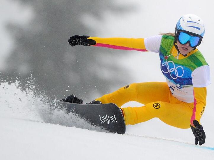 Amelie Kober fährt bei den Olympischen Spielen um ein Tor.