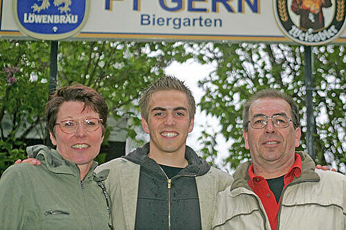 Philipp im Kreise seiner Eltern Daniela und Roland Lahm.