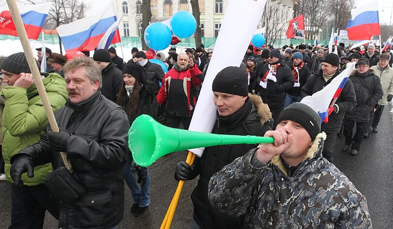 Zehntausende demonstrieren in Moskau für Putin: Bei den Wahlen am 4. März will er sich für eine dritte Amtszeit zum Präsidenten wählen lassen. Zwar bestehen kaum Zweifel an seinem Wahlsieg, doch erstmals seit seinem Aufstieg an die Staatsspitze im Jahr 2000 sieht er sich seit einigen Monaten mit einer breiten Oppositionsbewegung konfrontiert.