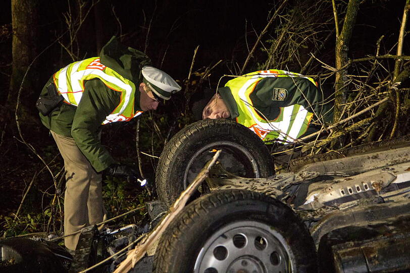 Zuerst krachte das Auto gegen einen Baum, dann überschlug es sich.