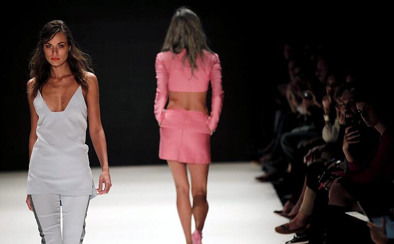 Bereits am Montag präsentierten heiße Models die Mode für das kommende Jahr.