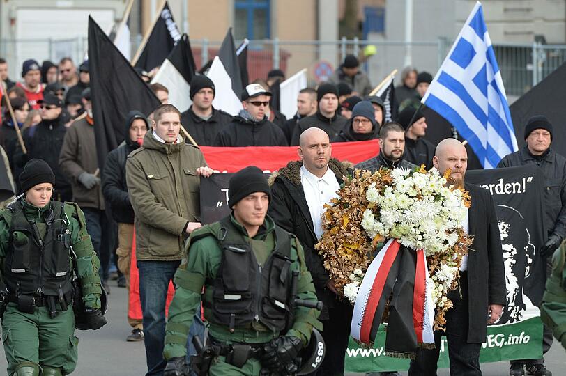 &bdquo;Wir gedenken der Opfer und nicht der Täter&ldquo;. Unter diesem Motte haben am Samstag etwa 300 Menschen in Wunsiedel
gegen einen Nazi-Aufmarsch protestiert. Die Bilder von der Demo!
