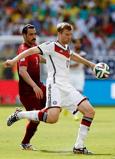 PER MERTESACKER - Note 2 - Der Abwehrchef mit souveränem Auftritt - bei der EM 2012 nur Reservist, nun riesig. Hatte Portugals Möchtegern-stürmer im Griff.